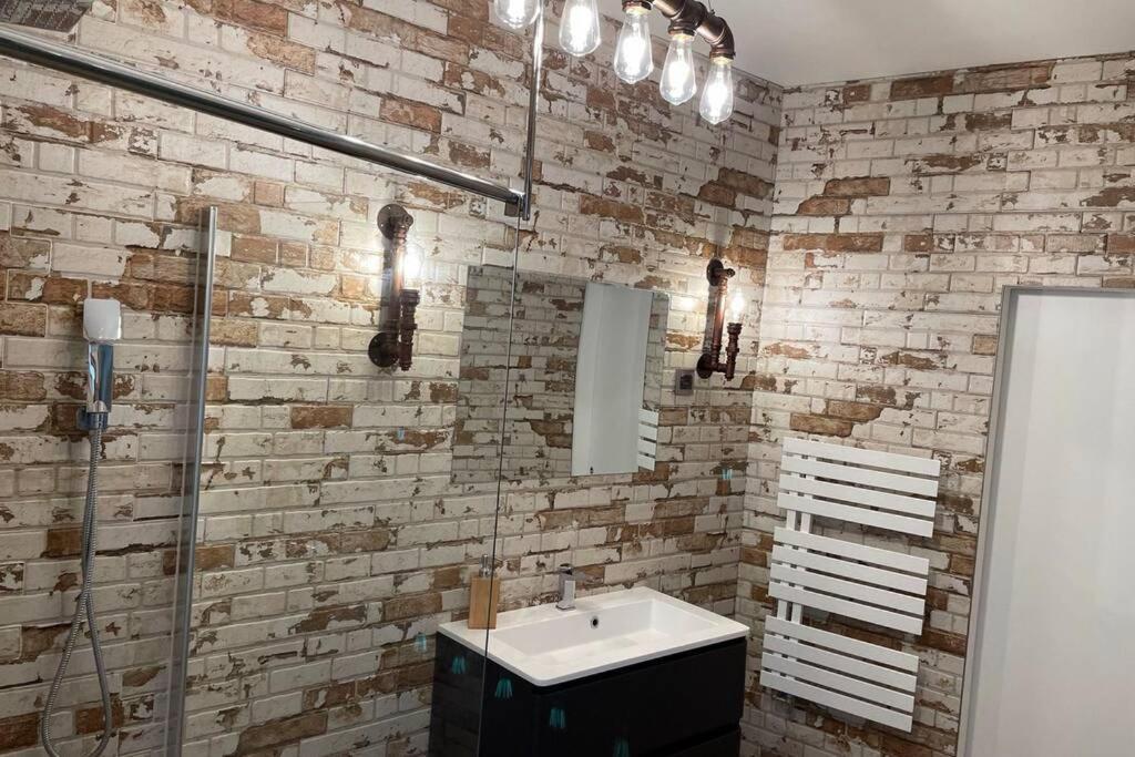 Newly Renovated 2 Rooms Apartment Downtown Nitra Esterno foto