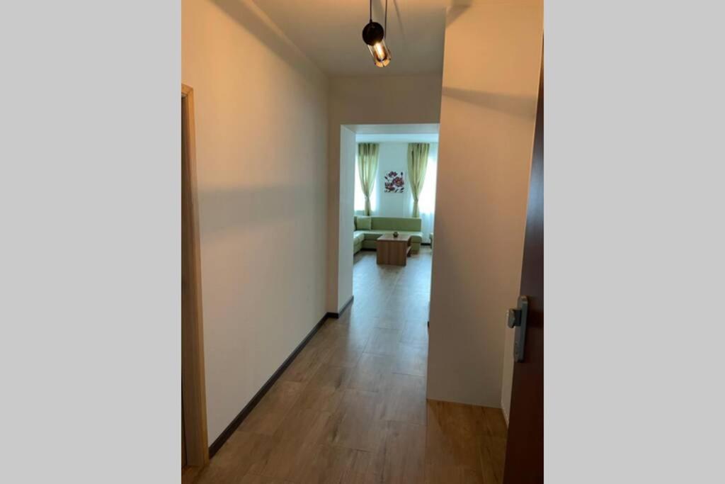 Newly Renovated 2 Rooms Apartment Downtown Nitra Esterno foto