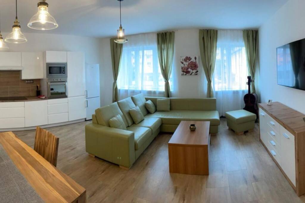 Newly Renovated 2 Rooms Apartment Downtown Nitra Esterno foto
