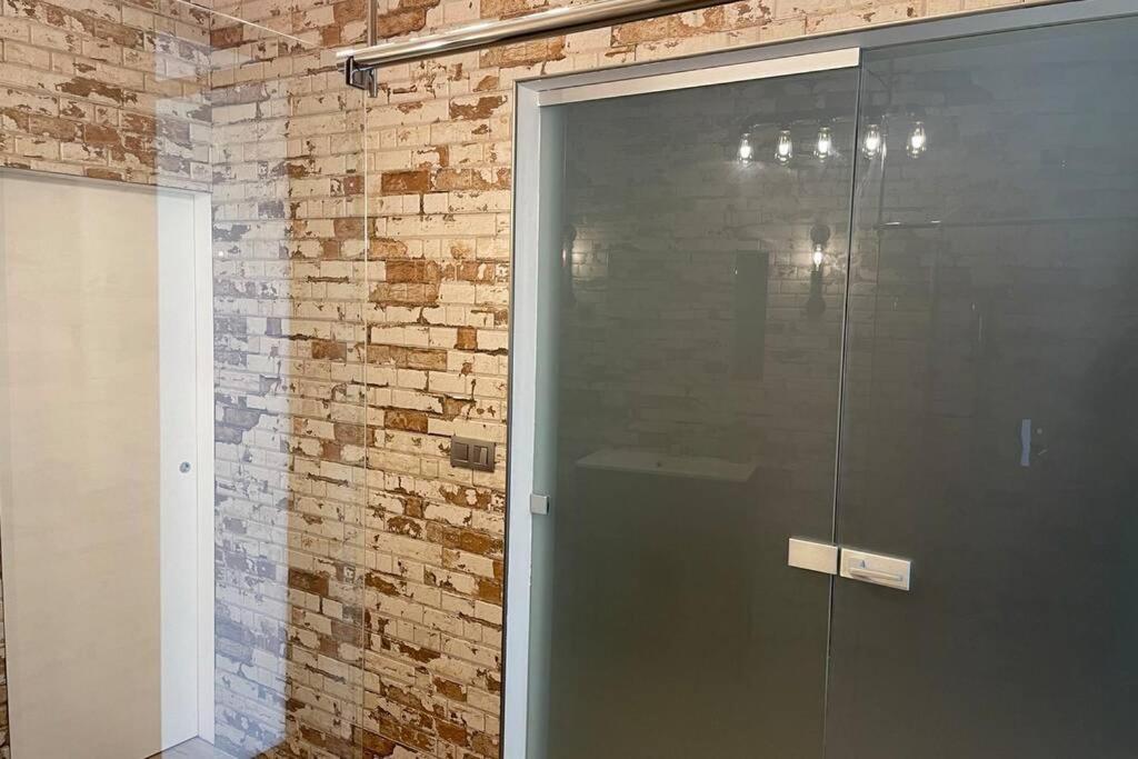 Newly Renovated 2 Rooms Apartment Downtown Nitra Esterno foto