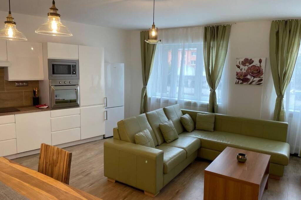 Newly Renovated 2 Rooms Apartment Downtown Nitra Esterno foto