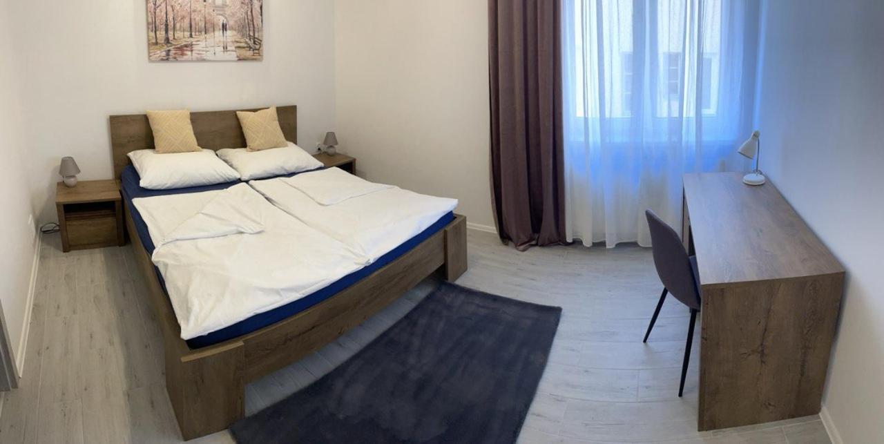 Newly Renovated 2 Rooms Apartment Downtown Nitra Esterno foto
