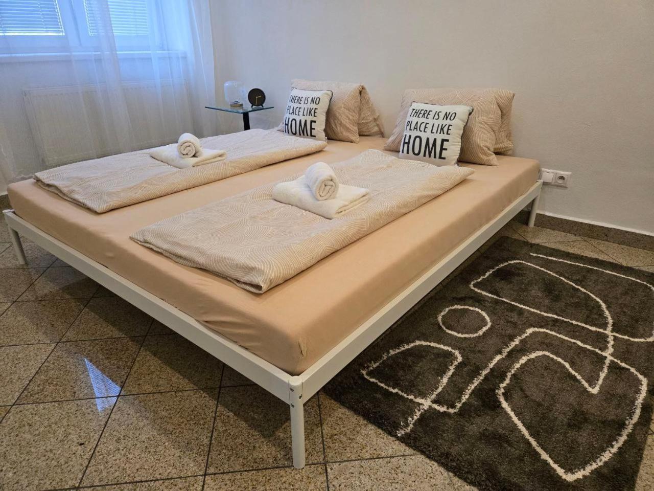 Newly Renovated 2 Rooms Apartment Downtown Nitra Esterno foto