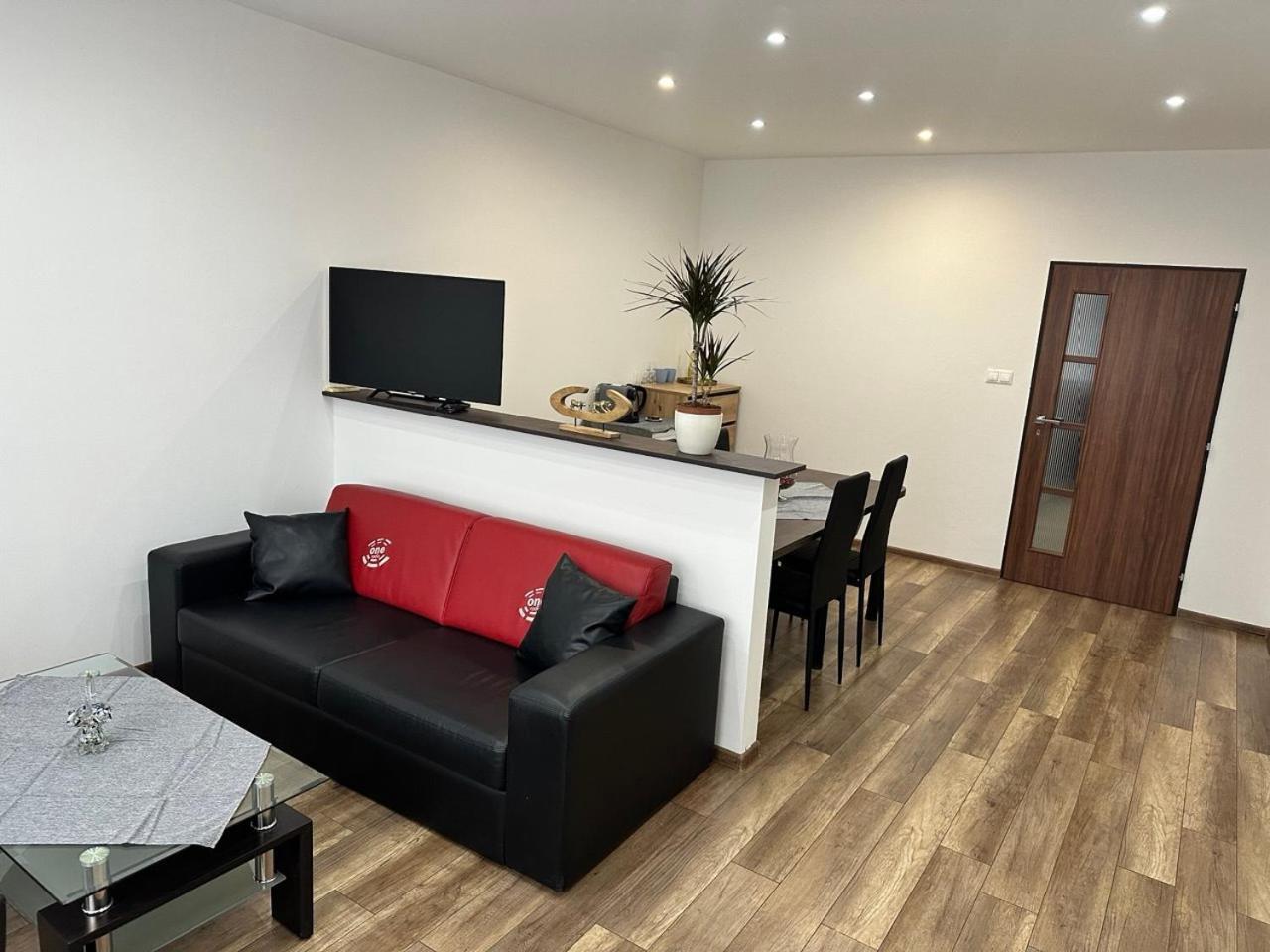Newly Renovated 2 Rooms Apartment Downtown Nitra Esterno foto
