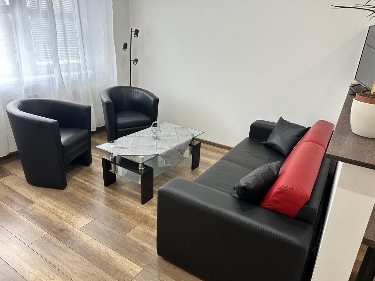 Newly Renovated 2 Rooms Apartment Downtown Nitra Esterno foto